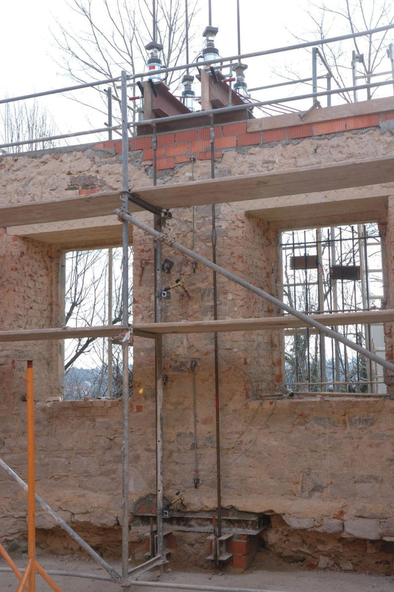 Belastungsversuch Natursteinmauerwerk