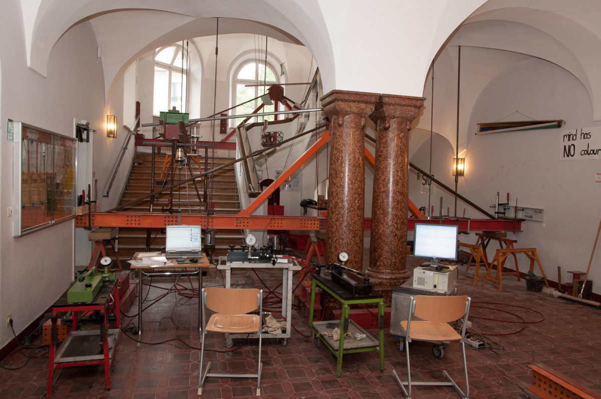 Experimentelle Tragsicherheitsbewertung Stahlbetontreppe zur Ermittlung von Traglastreserven