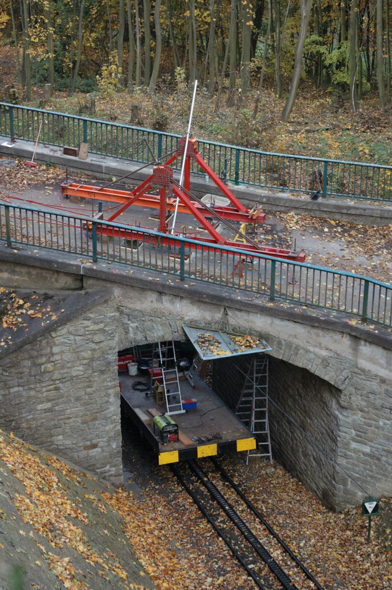 Belastungsversuch an einer Natursteinbogenbrücke, Belastungsrahmen