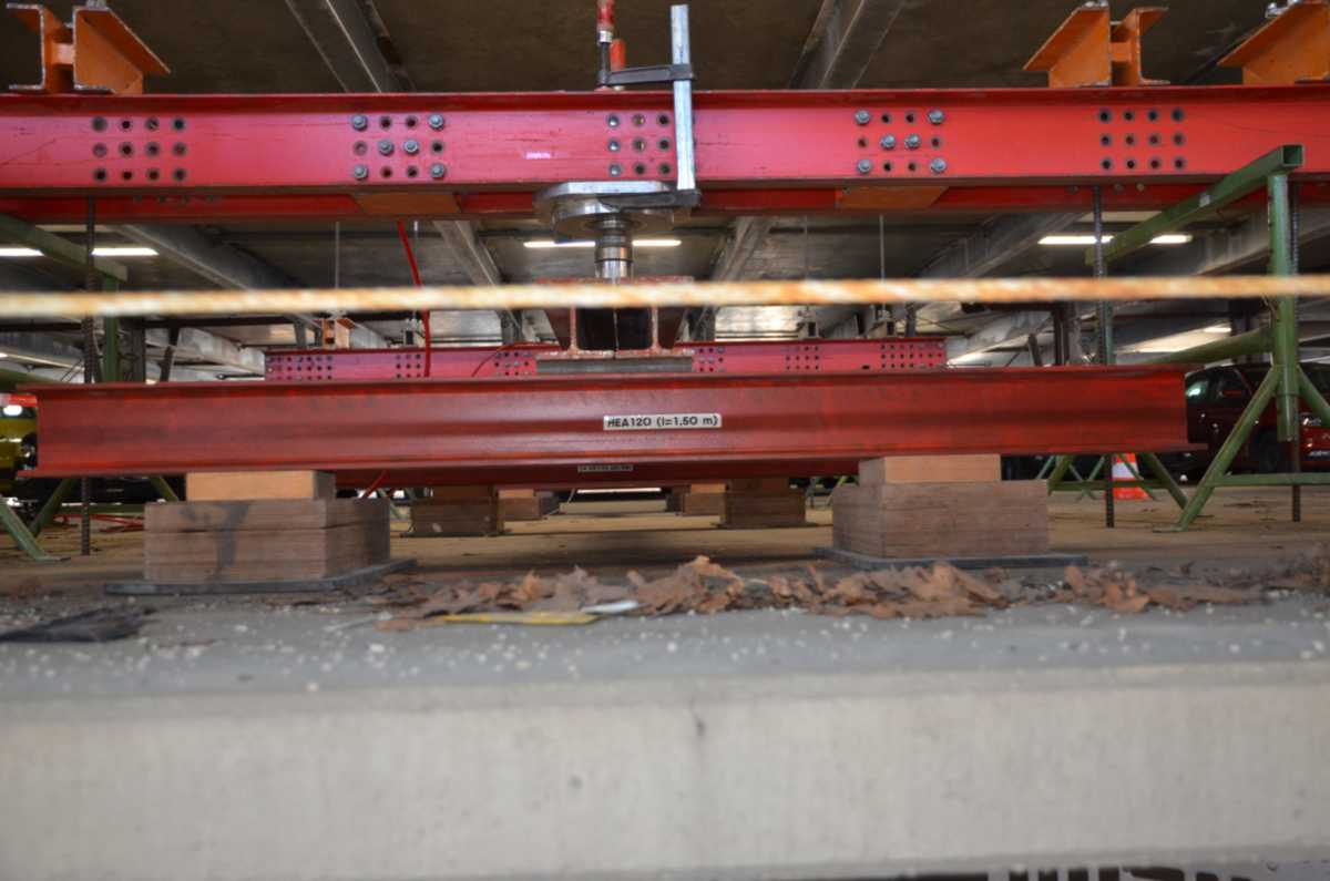 Tragsicherheitsbewertung eines Parkhauses mit Belastungsrahmen und Lasteinleitung